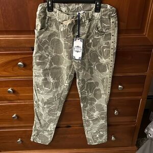 NWT olive tempo pants! Drawstring close. Metal stones down sides. 4 pockets